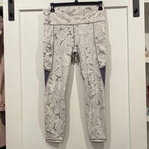 Athleta  size Large Leaf-Print Active Leggings in Light Gray with Slate Accents